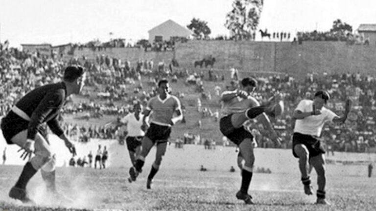 Uruguay🇺🇾 8 Bolivia🇧🇴 0
Mundial de Brasil'50

González despeja el avance boliviano ante la atenta mirada de Maspoli.

Partido disputado en Belo Horizonte por el grupo 4.