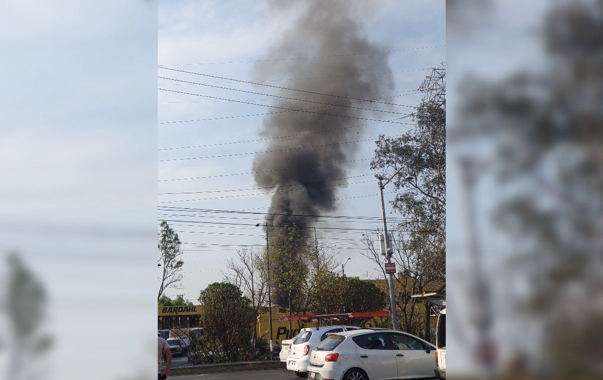 Helicóptero se desploma cerca de Avenida del Imán y Delfín Madrigal en CdMx. milenio.com/policia/helico…