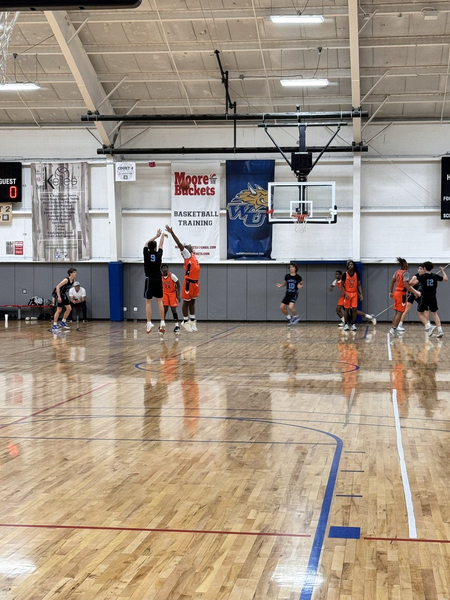 dwats1155's tweet photo. Another weekend on the hardwood🏀💙❤️ #ttba https://t.co/KTUE2JREk5