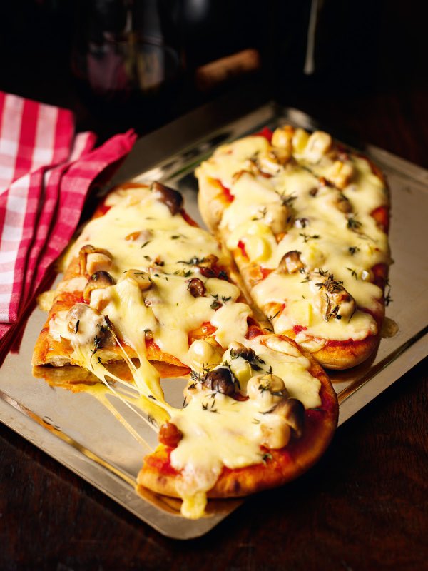 A simple storecupboard special is #RecipeOfTheDay: Naan Pizza, for a mercifully easy Monday-night meal! Just use this freely as a starting point depending on what possible toppings you have to hand nigella.com/recipes/naan-p…