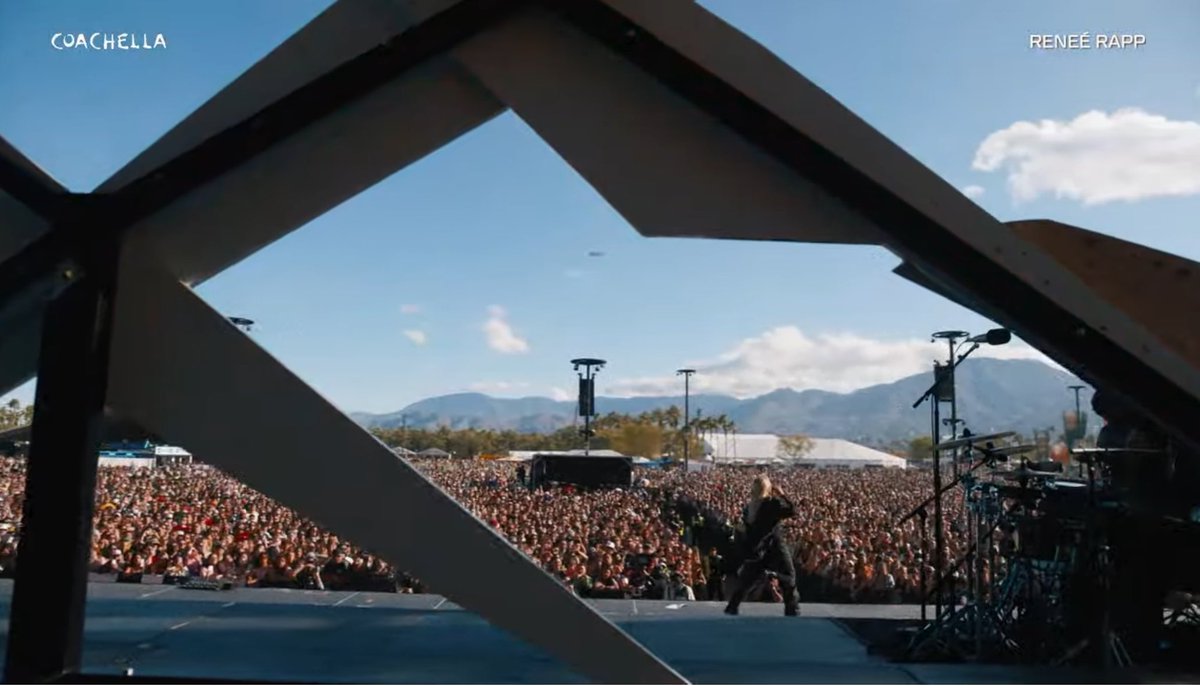 ReneeRappSource's tweet photo. 📸 | The crowd for #RENEÉCHELLA https://t.co/8ngO4FeKdo