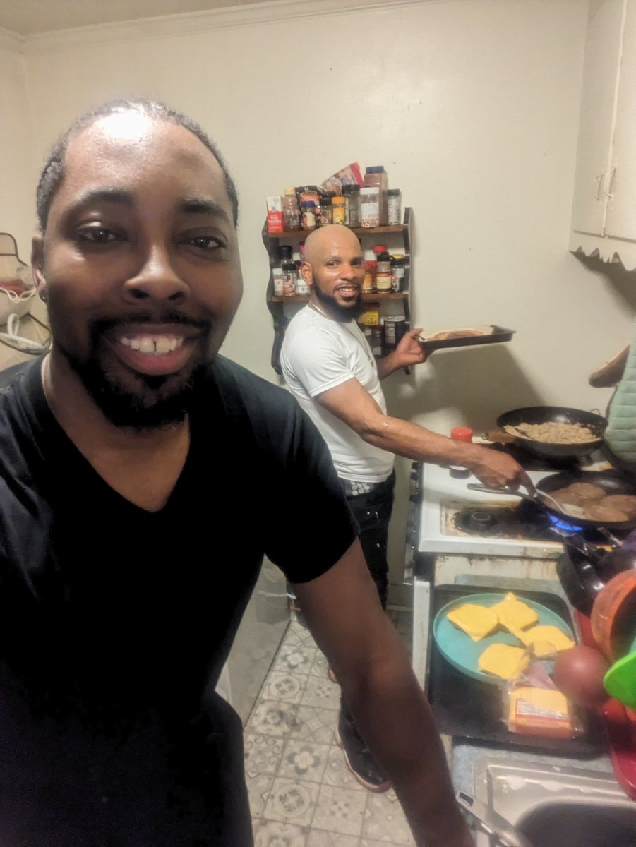 drhoodscholar's tweet photo. With the family and guess who is in the kitchen 
#blackfathers 
#blackmencook 
#Blackmentakingcareofthings https://t.co/17KEKcpH7W