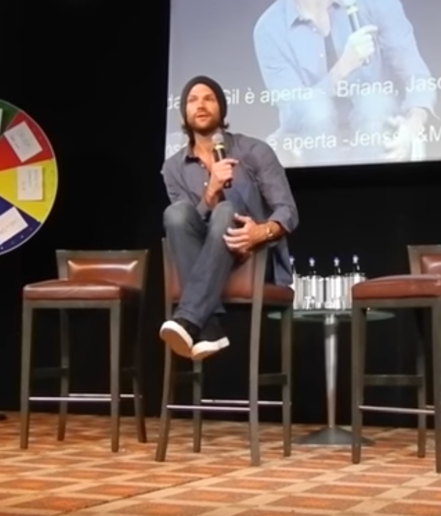 spndeangirl's tweet photo. Jared talking about writing his chapter of @FangasmSPN's wonderful book "Family Don't End With Blood" and how it took him a whole year to finish.
#SPNConPanelSunday #SPNFamily #JibCon2017 https://t.co/xmXJyUGEqN