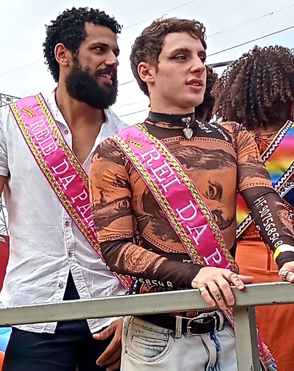 📸 | Lindos! Amaury e Diego durante a 20ª Parada LGBTI+ de Madureira, no ano passado (2023).