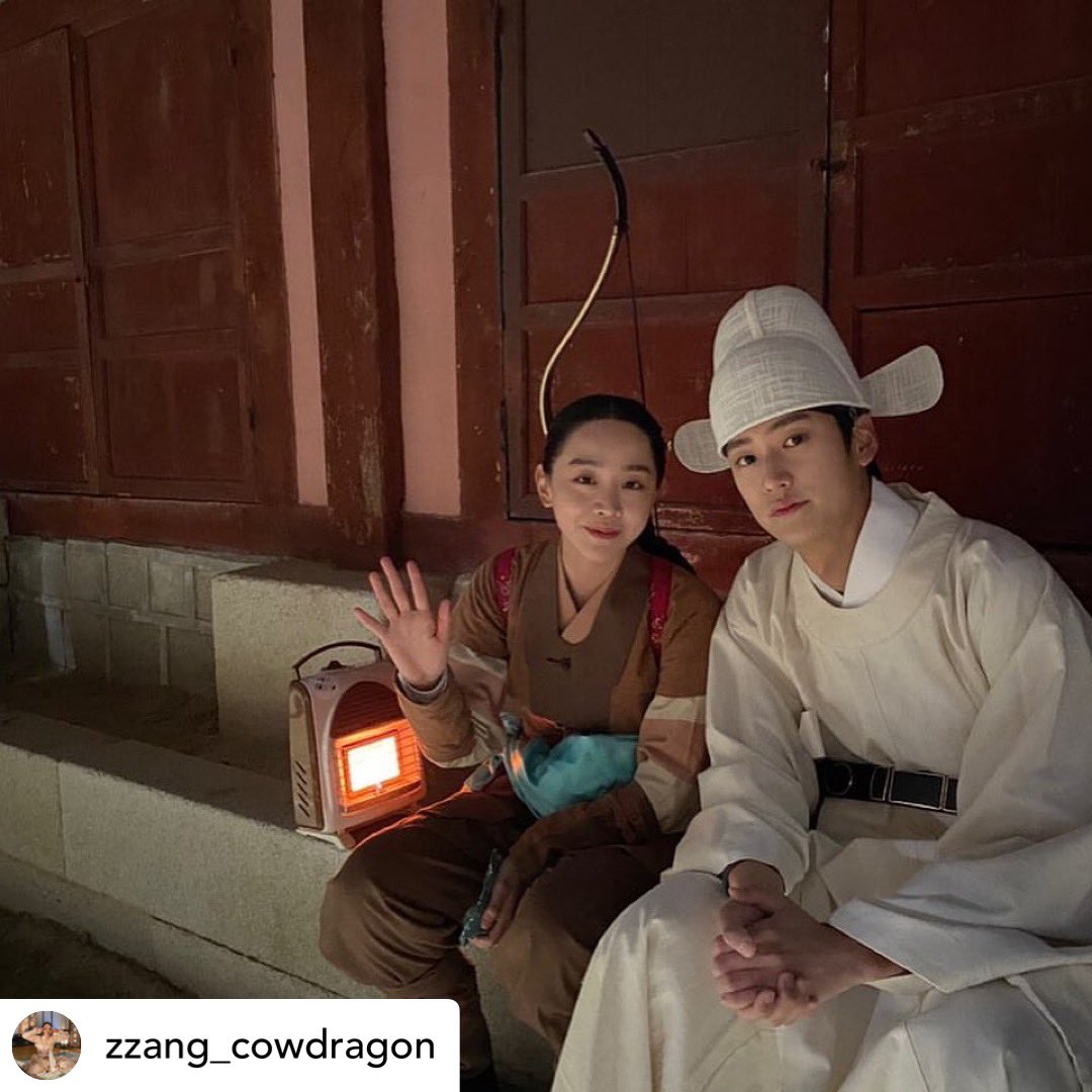 Chilling with cousin Kim Byeong-in on set! 👋

#철인왕후 #MrQueen👸🏻 #KDrama #BestKoreanEntertainment #ShinHaeSun #KimJungHyun #BaeJongOk #KimTaeWoo #SeolInAh #NaInWoo #ChaChungHwa #KimInKwon #YooMinKyu #LeeJaeWon #ChoiJinHyuk #JoYeonHee #SonSoMang #YooYoungJae #ChaeSeoEun