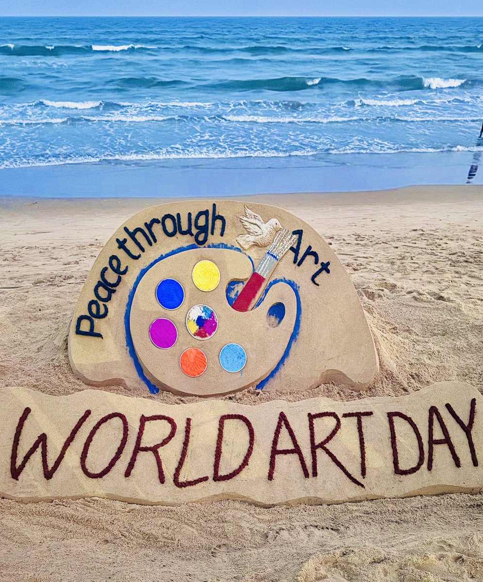 On #WorldArtDay My SandArt with message ' Peace Through Art', at Puri beach in Odisha #India . @UN @UNESCO @UNYouthAffairs @UNPeacekeeping @antonioguterres