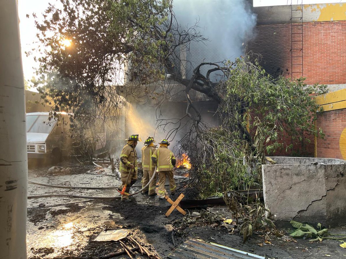 JerrxG13's tweet photo. Tras CAÍDA de #Helicóptero en Delfín Madrigal y el Imán la zona fue ASEGURADA y se han AMPLIADO los acordonamientos…

*Aún NO hay cifra OFICIAL de LESIONADOS y/ó DECESOS https://t.co/PZoRALHLPF