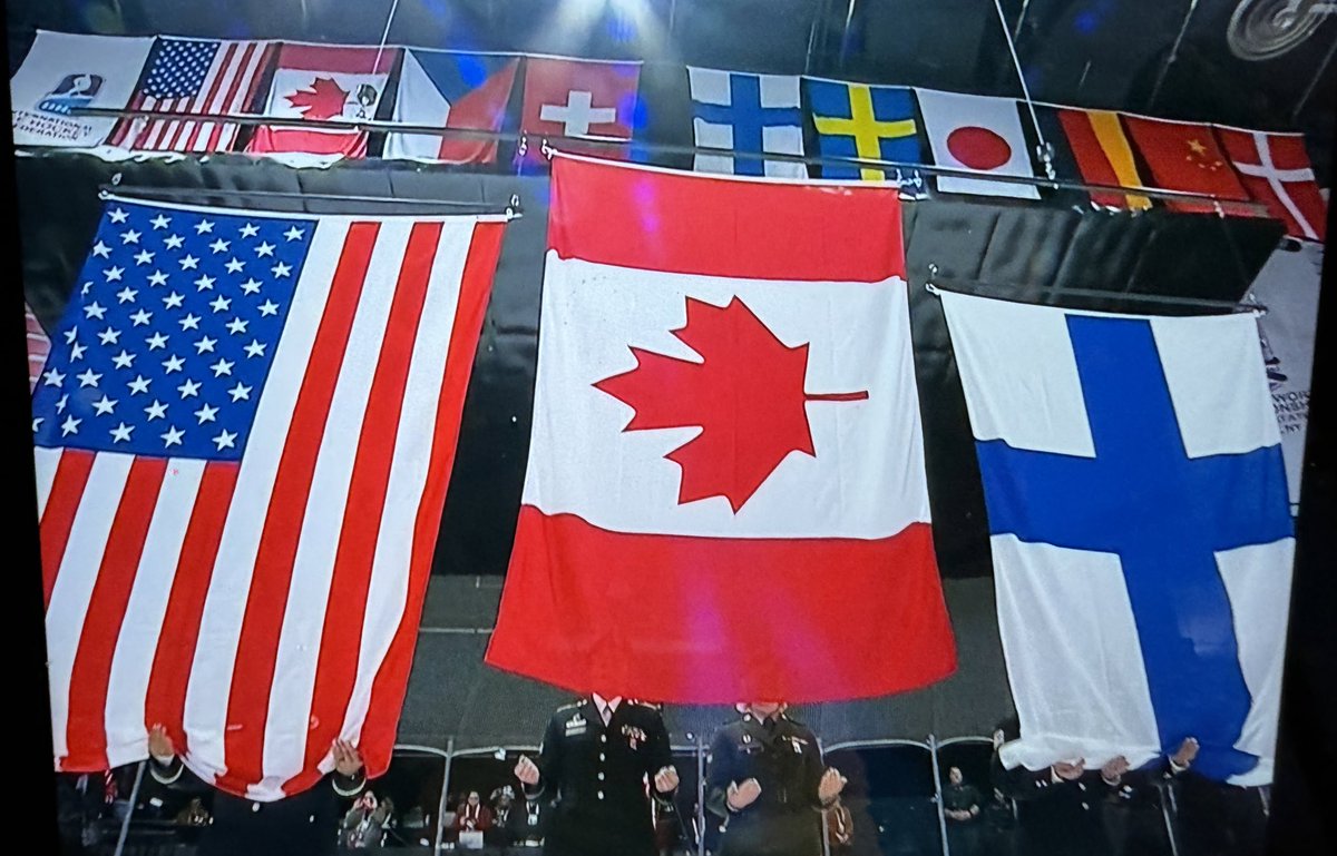 PLAY O CANADA 🍁 For the 13th time Canada wins the women’s world hockey championship. Now it’s time for the anthem.