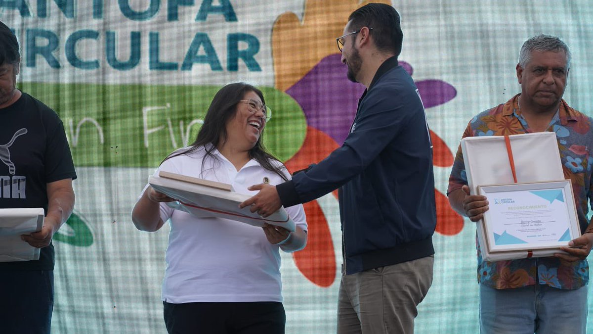 resconafta's tweet photo. Con la esperanza a tope y con la convicción en estos nuevos objetivos, agradecemos #antofacircular por la confianza  entregada y por creer en la idea que el retorno productivo es la solución  para que nuestra #Antofagasta  lidere el reciclaje de los residuos de la construcción. https://t.co/xhYAdM6XZ5