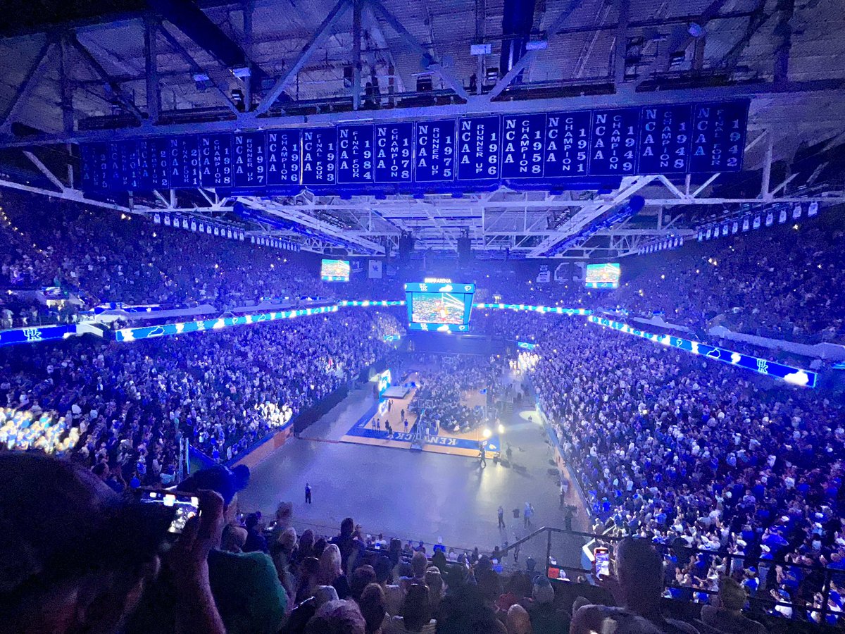 jarmee84's tweet photo. Got usher in the new era with my dad and brother. Still in awe of how many people came to a press conference. There really is no fanbase like this in all of college sports #bbn https://t.co/ym0wcTYa7P