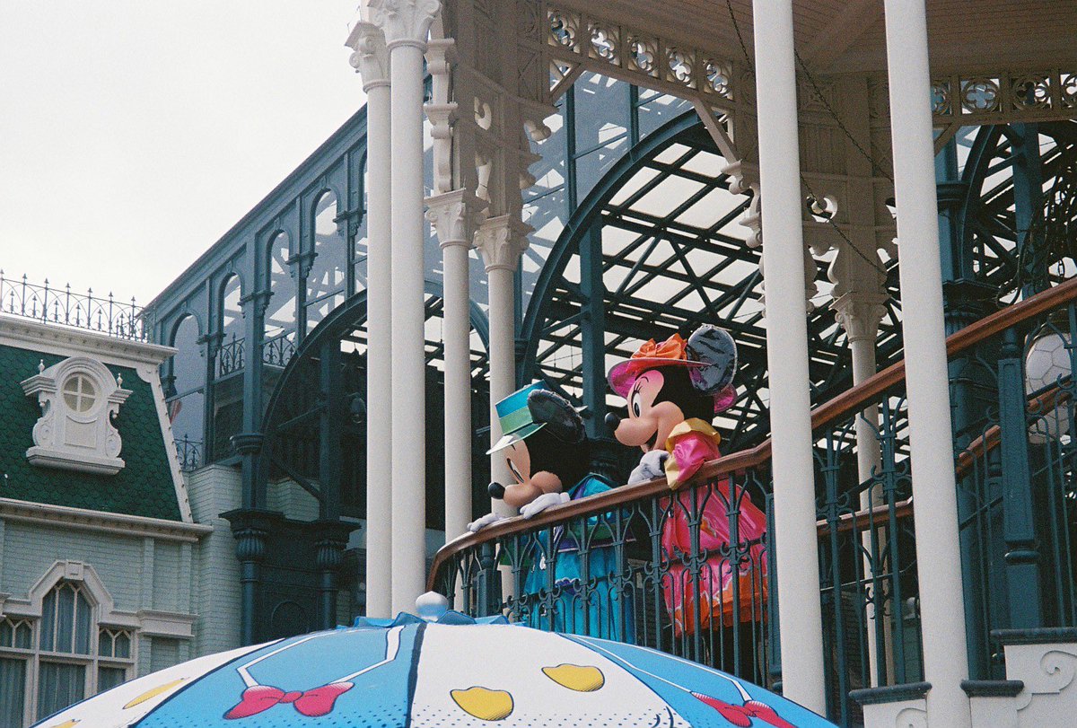 ponponyellow's tweet photo. フィルムカメラ、ファインダーを覗いてると片目だし小さすぎてよく見えてないから一か八かで撮るんだけど、現像してこれが出てきて震えた…
この時まわりは大群衆だったけど、まさかミキミニさん、目線くれましたよね…？((震)) https://t.co/8M71xJ5Hkt