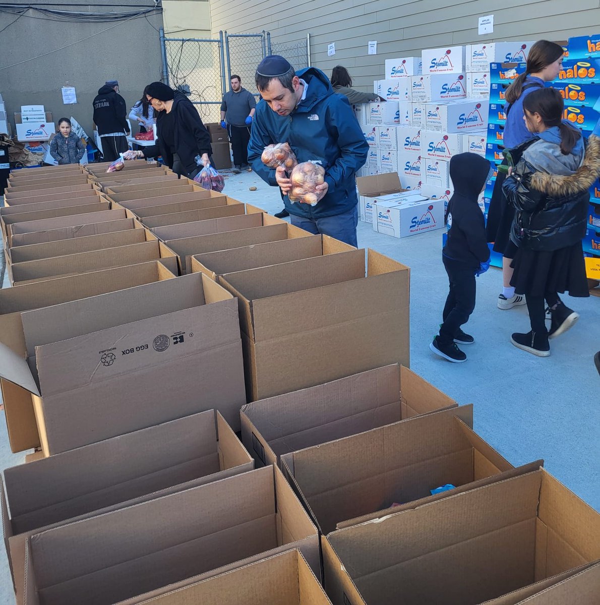 Thank you so much to our amazing volunteers who made today's Pesach food distribution to 300 families such a success! 23,000 lbs of produce, 3,000 lbs of chicken, 1,800 dozen eggs, fish, variety of cheeses & so much more! Thank you @NYPDCommAffairs @RockawayNassau for your help!!