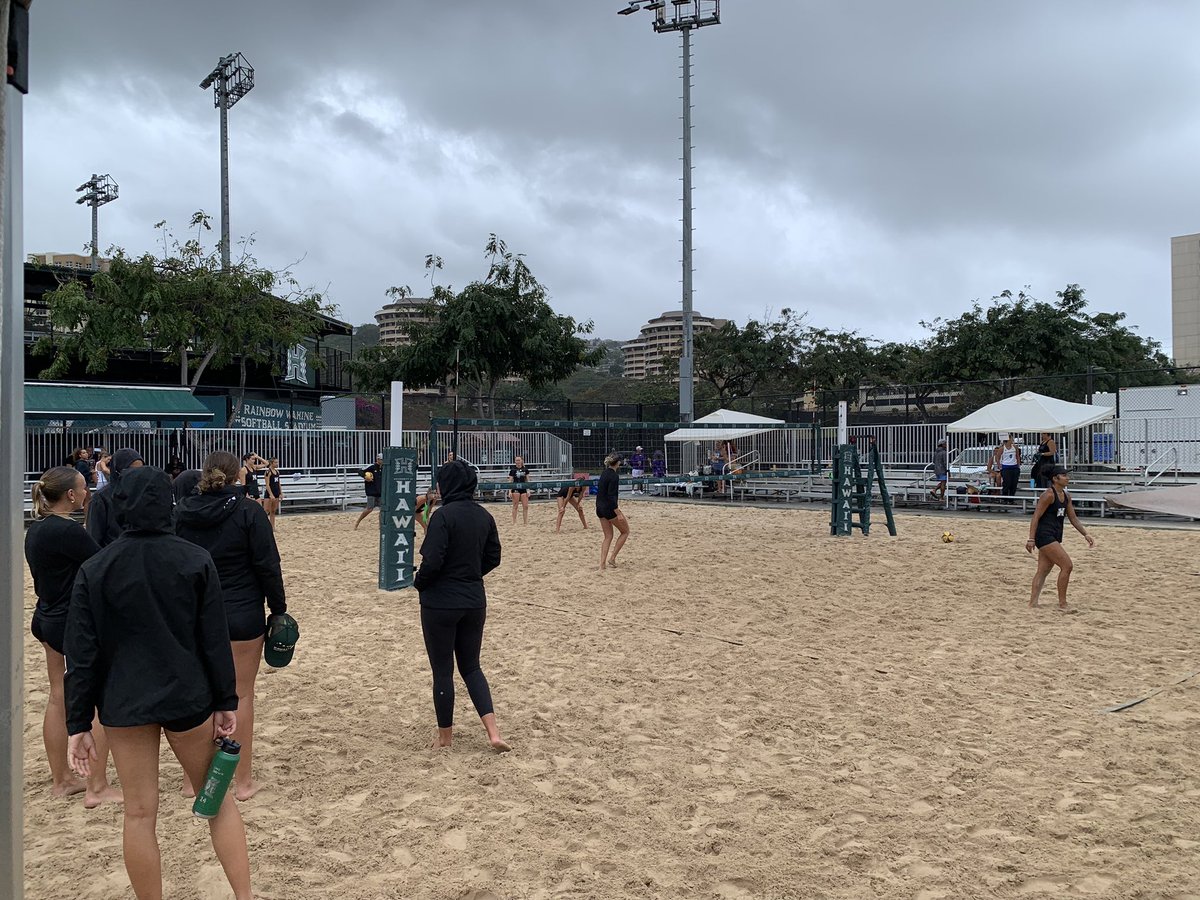UHBeachVolley's tweet photo. A little wet outside but that wonβt stop us from getting our final two home matches in! First serve vs Chaminade coming up at 3 pm followed up with a match versus GCU at 6:30 pm!
#SeniorWeek24 x #GoBows π https://t.co/J5nNKFmKZp