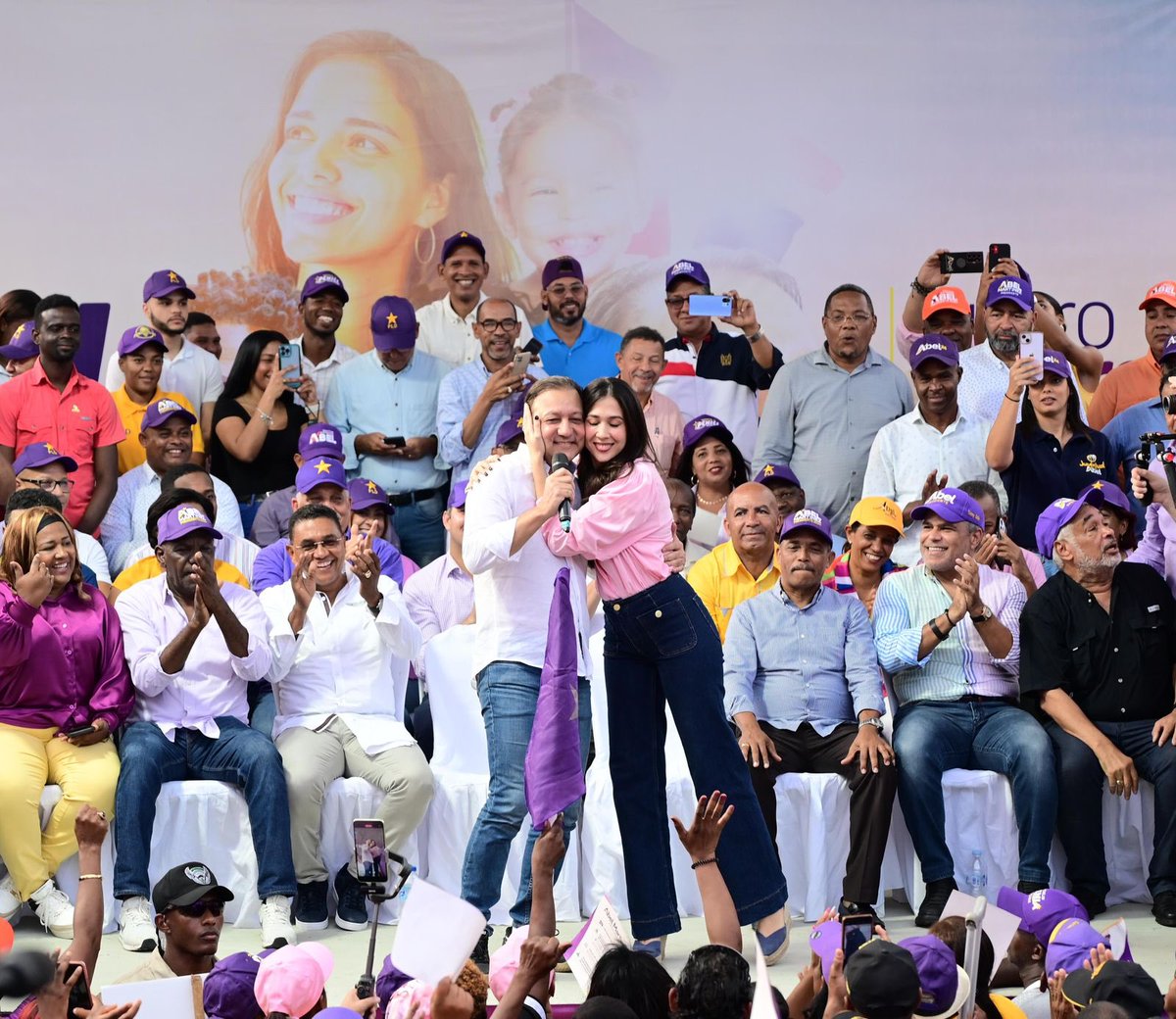 AbelMartinezD's tweet photo. #AbelEnSanCristóbal

Gracias a la multitud de hombres y mujeres valientes que nos acompañaron en San Cristóbal, este domingo. Han decidido no quedarse callados, viendo cómo el país va a la deriva.

¡Cuento con todos ustedes para alcanzar este triunfo en favor del pueblo dominicano! Ustedes pueden contar con que cumpliré mi palabra.