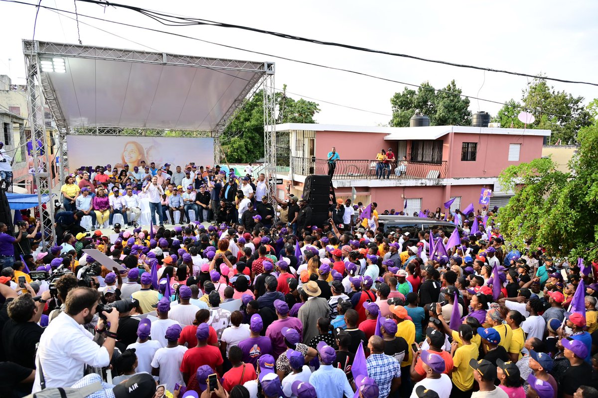 AbelMartinezD's tweet photo. #AbelEnSanCristóbal

Gracias a la multitud de hombres y mujeres valientes que nos acompañaron en San Cristóbal, este domingo. Han decidido no quedarse callados, viendo cómo el país va a la deriva.

¡Cuento con todos ustedes para alcanzar este triunfo en favor del pueblo dominicano! Ustedes pueden contar con que cumpliré mi palabra.