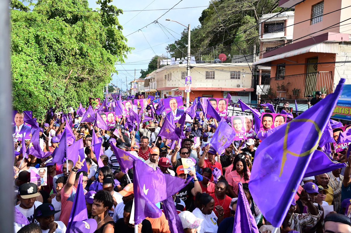 AbelMartinezD's tweet photo. #AbelEnSanCristóbal

Gracias a la multitud de hombres y mujeres valientes que nos acompañaron en San Cristóbal, este domingo. Han decidido no quedarse callados, viendo cómo el país va a la deriva.

¡Cuento con todos ustedes para alcanzar este triunfo en favor del pueblo dominicano! Ustedes pueden contar con que cumpliré mi palabra.