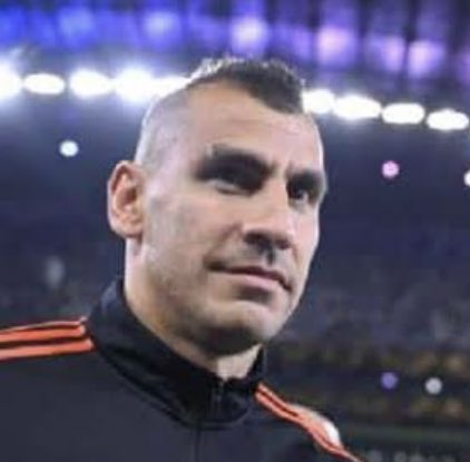 axelsolisrmz's tweet photo. #NahuelGuzman representa el antifútbol 

Con la viva y constante necesidad de llamar la atención 

No mide consecuencias, no respeta a los rivales 
No respeta códigos y límites 

Una disculpa no borra lo que hizo con el #RayoLaser 

Lo grave del asunto es que Nahuel no dio aviso a nadie del Club, a escondidas metió al estadio el Rayo láser y lo activo en pleno partido desde el palco de @TigresOficial