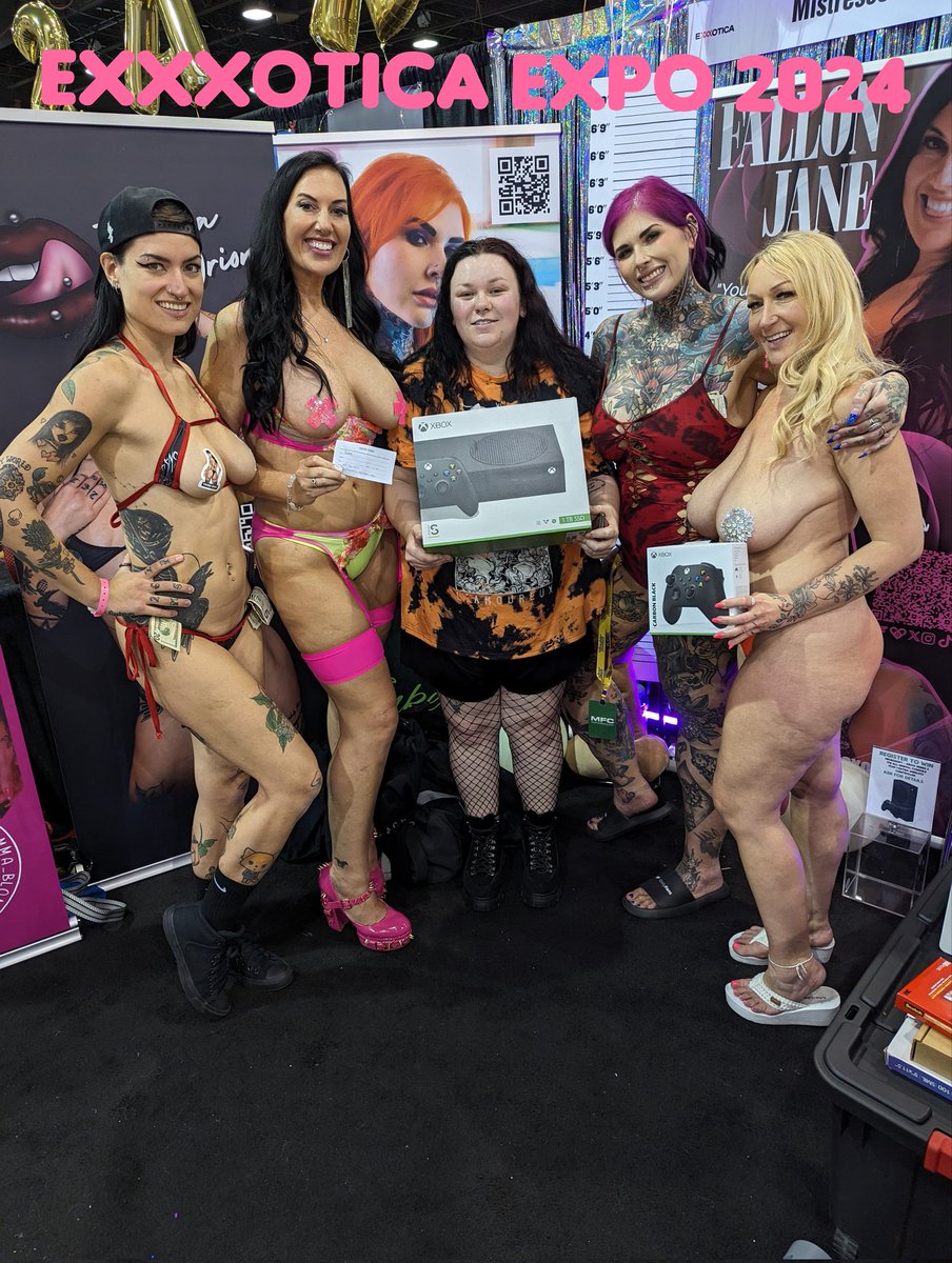 We did a drawing for an Xbox at @EXXXOTICA . It was so great because the winner was still at the show so we got to do some pictures together. Congratulations again.😁 @Momma1Bombshell @xxx_titania @inked2plz