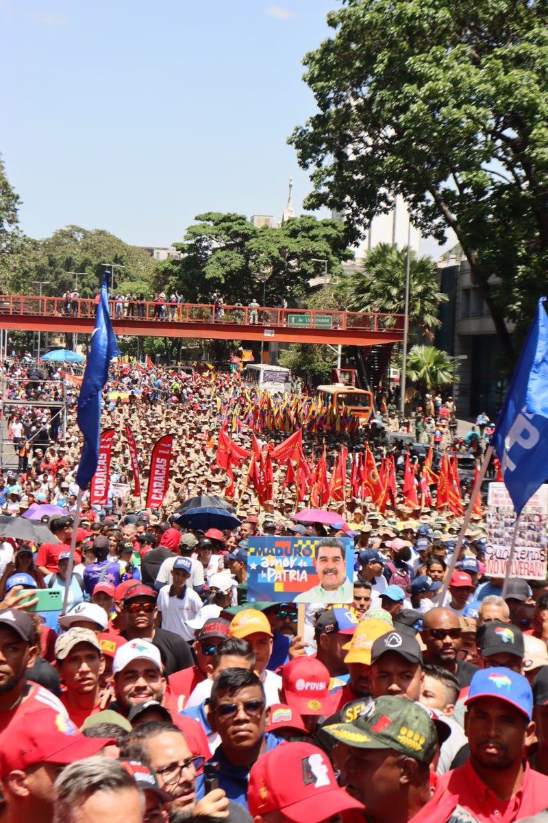 Ayer #13Abr, @gestionperfecta marchó hasta el Palacio de Miraflores, al encuentro con el Pdte @NicolasMaduro, en lo que ha sido una gran marcha por el Día del Rescate de la Dignidad Nacional y 15º Aniversario de la Milicia Bolivariana. #gfvip #Oriele #14Abr #DaleConMaduro