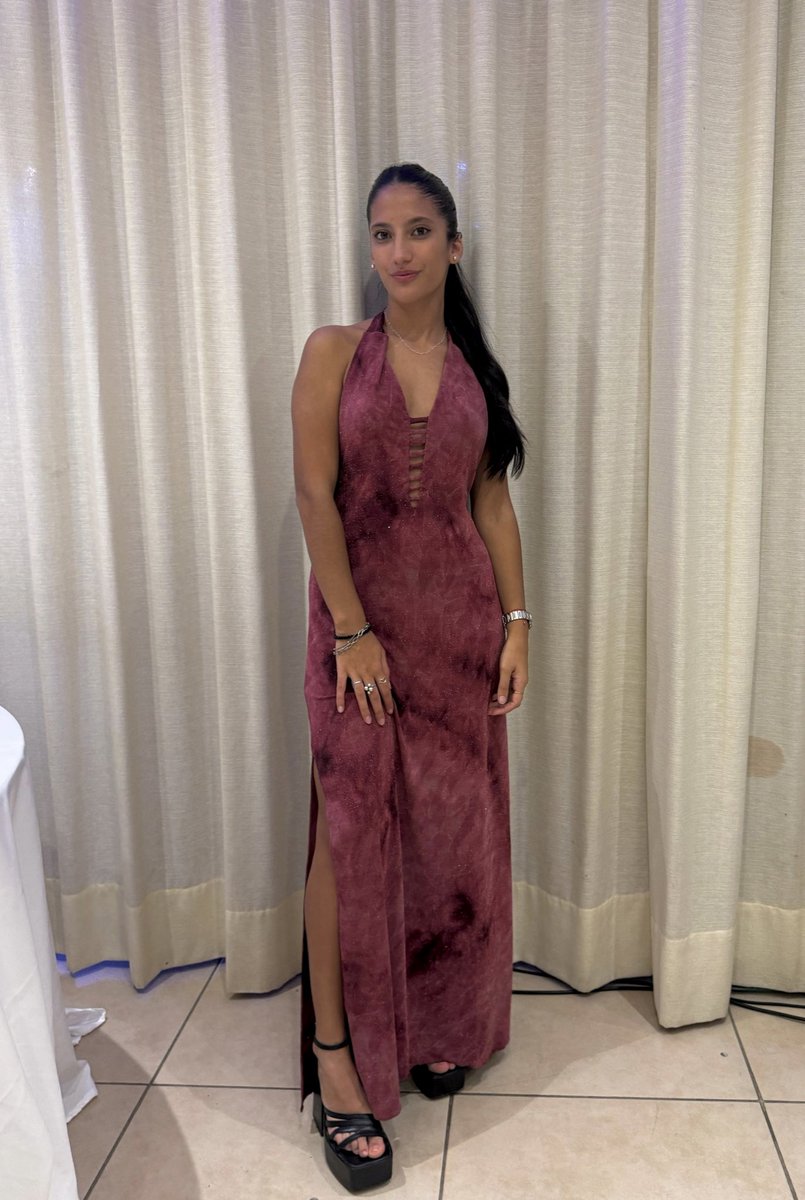 CastrooPaulaa's tweet photo. Gracias por tu magia Abuela (este vestido lo hizo cuando mi mamá y tía eran de mi edad para ellas) 💗🥰 Como me emociona esta mujer 🥹 https://t.co/athXHvGiOj