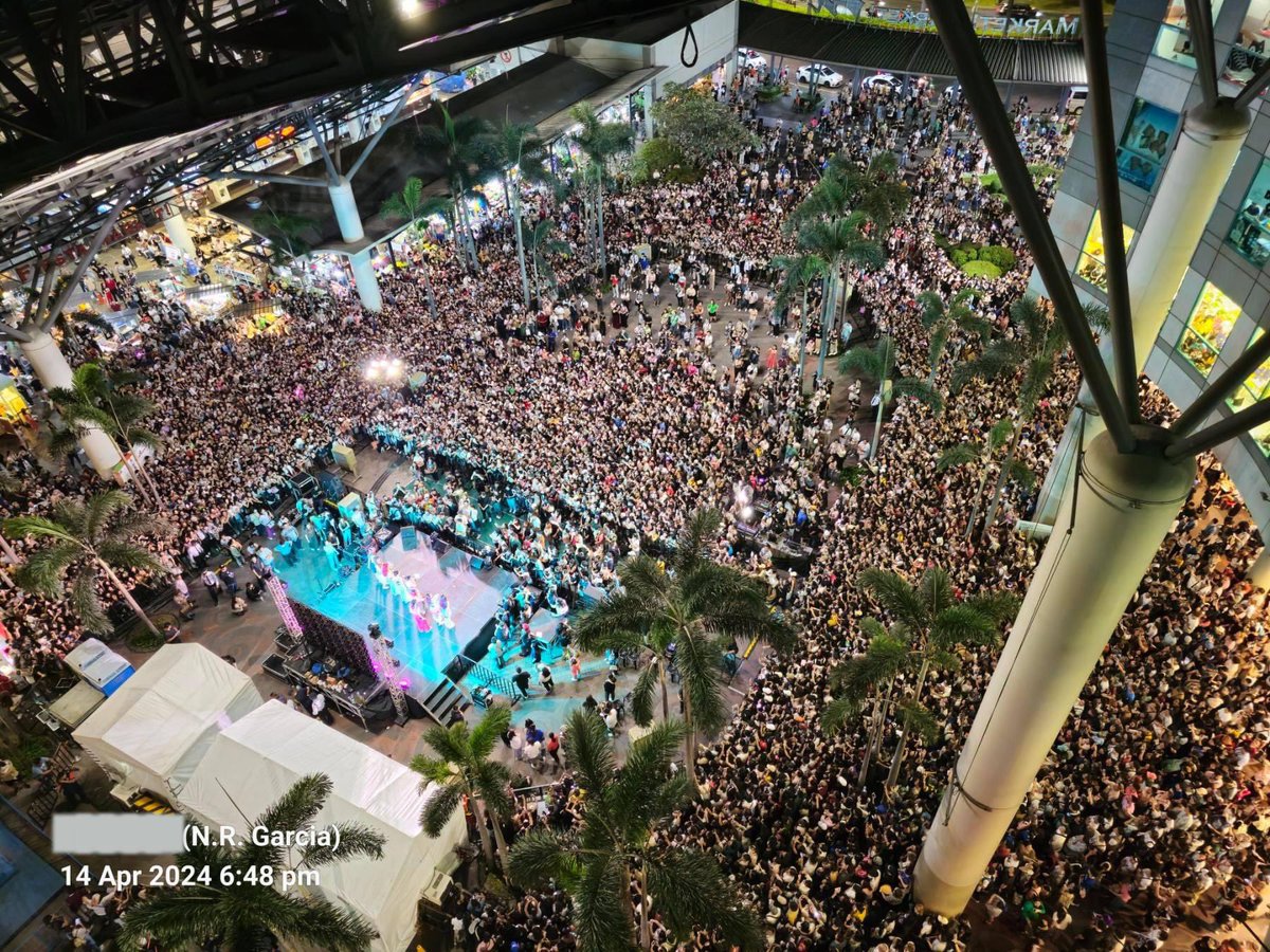 BINIverse solo con capacity: 7155 blooms (3 days)
BINI Talaarawan mall show: 8000+ blooms (1 night) 😭🥺

THIS IS HUGE. 😭🤯