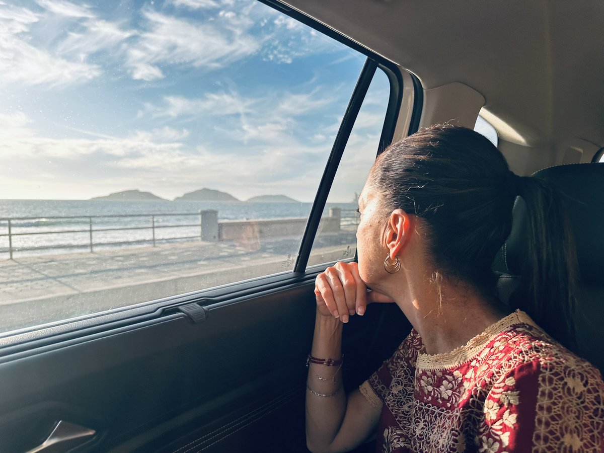 Al fondo se ven “Las tres islas” de Mazatlán. Llegamos a nuestro último mitin del día.