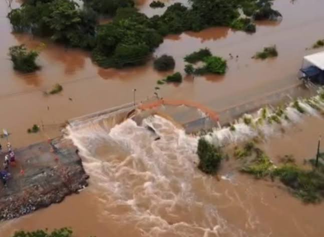 Parte do Maranhão está, literalmente, submerso. Trechos da BR 222, na cidade de Santa Inês e Bom Jesus das Selvas, foram rompidos pelas fortes chuvas. Há 19 cidades que decretaram situação de emergência em razão dos temporais. Milhares de pessoas afetadas!