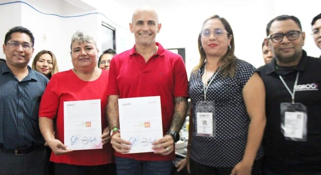 Hugo Alday recibe constancia como candidato a diputado local del distrito 5 por la Coalición 'Sigamos Haciendo Historia en Quintana Roo' - is.gd/aD3BRl