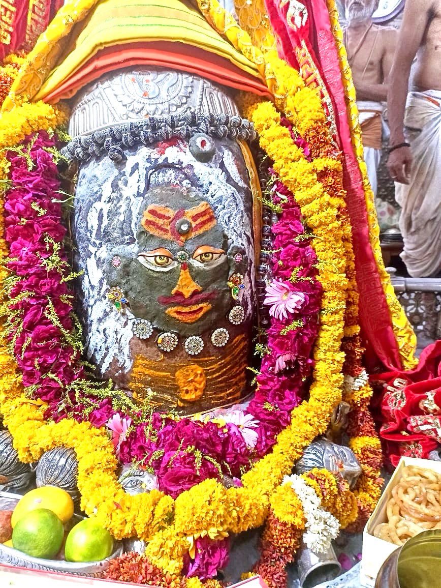 12Jyotirling's tweet photo. श्री महाकालेश्वर ज्योतिर्लिंग जी के आज के भस्म आरती श्रृंगार दिव्य दर्शन 15.04.2024 https://t.co/p0nBcDFJ0B