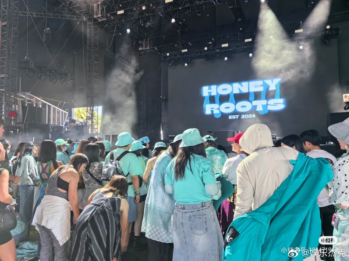 StanYuxin's tweet photo. Bringing some attention to UMs while we wait for @XinLiulyx0420. All at the front row so #XinLiu can see them i’m sure. 

 XIN LIU COACHELLA 2024 

#XINLIUxCoachella #Coachella https://t.co/mSApN9AqOa