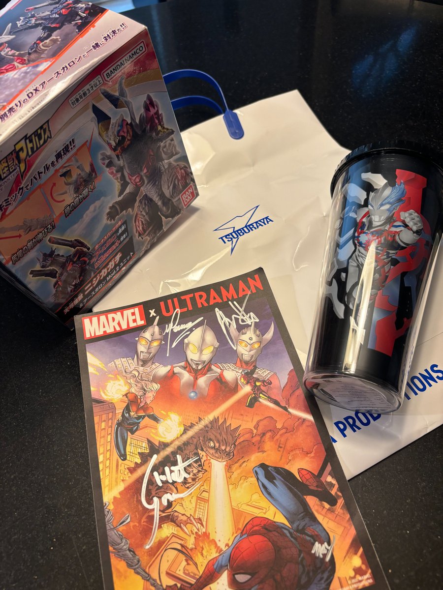 I realized I never posted about this! After the panel at NYCC last year, the @TsuburayaGlobal @UltramanConnect peeps kindly gifted me a cool Blazar cup and Nijikagachi (also some snacks, but I ate those..)! It was so sweet of them to give me THE Teruaki kaiju. Special moments! 🫶