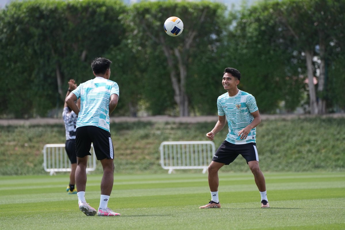 🦅🇮🇩 Tim Indonesia U23 akan menjalani laga pertama di 🇶🇦Piala Asia U23 2024 malam ini (15/4) Laga tersebut juga jadi sekaligus debut Garuda Muda tampil di ajang Piala Asia U23. Kontra tuan rumah, jangan merasa inferior, let's enjoy the game 🤙🇮🇩 📸 PSSI