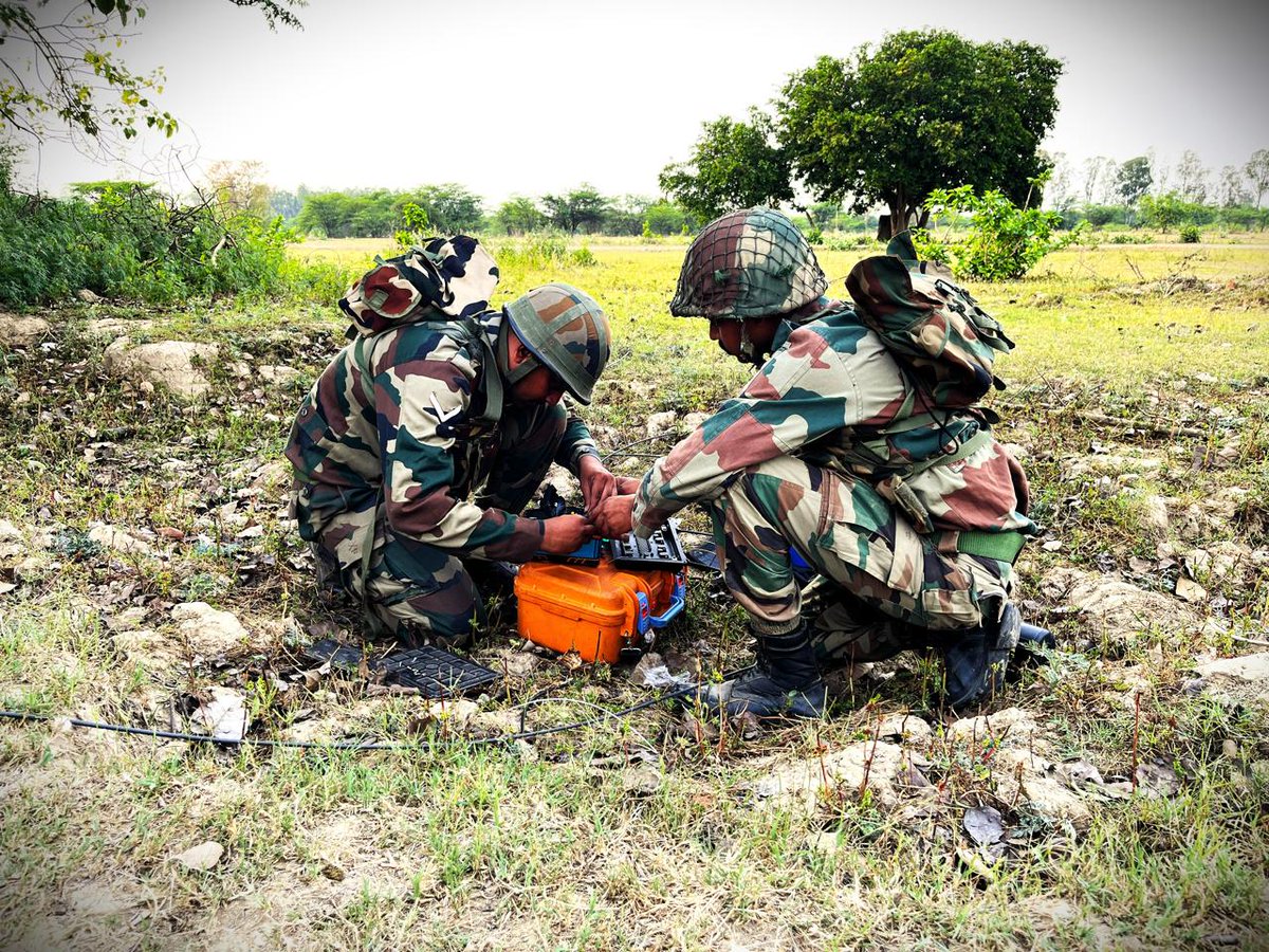 westerncomd_IA's tweet photo. #ForeverReady 

#VajraCorps #Signallers rehearsed rapid deployment &amp; operationalisation of Combat Communication by adopting latest technology. Multi layered #tacticalcommunication achieving greater battlefield transparency.

#YearOfTechnologyAbsorption
@adgpi https://t.co/7rtvXhi2Bi