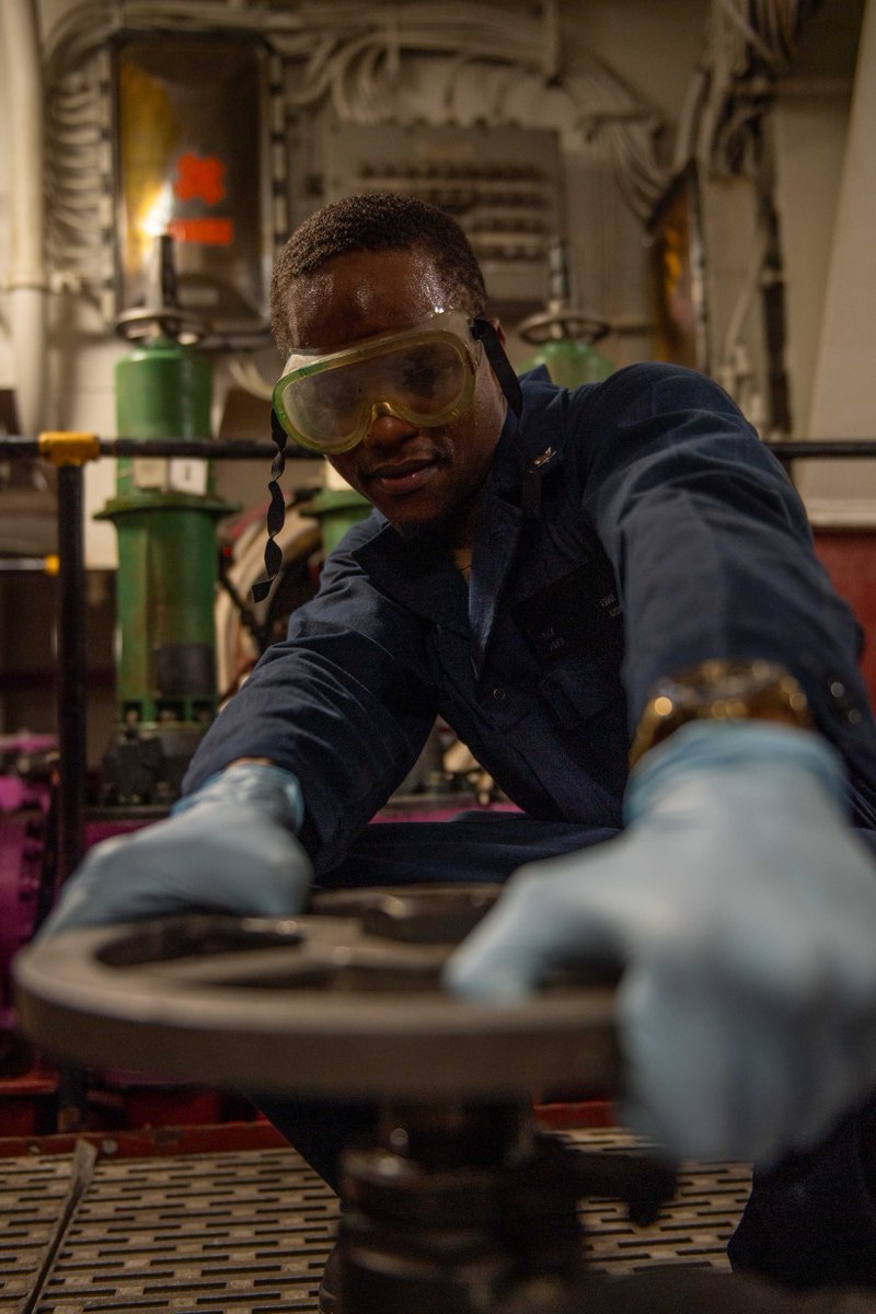 U.S. Navy Aviation Boatswain’s Mate (Fuel) 3rd Class Isiah Key, from Long Island, N.Y., conducts checks aboard the Nimitz-class aircraft carrier USS Theodore Roosevelt (CVN 71).

#USNavy | #ForgedByTheSea https://t.co/buicHcFjlu