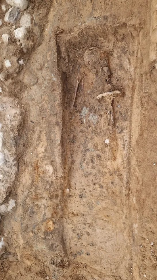 Medieval grave of 'very, very powerful' man and his 4ft long sword unearthed in Sweden :

Archaeologists in Sweden have discovered the medieval burial of an extremely tall man who was buried with a long sword, one that was nearly two-thirds of his height and may have been a…
