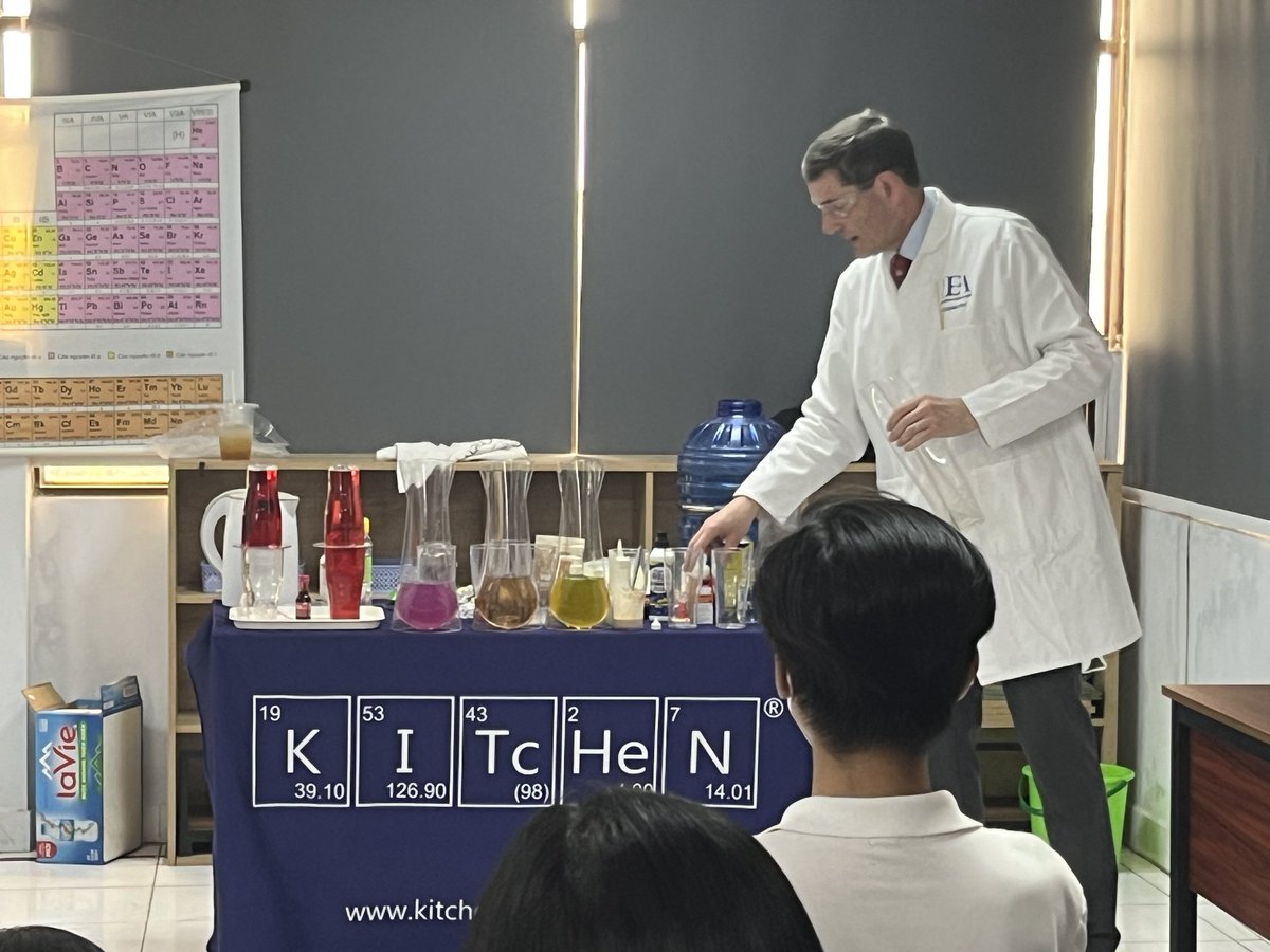 #KitchenChemistry Hosted by NTTU at the weekend. Thanks to @DrSusanMatthews and @vnBritish for this opportunity. @UEA_Chemistry @uniofeastanglia @RoySocChem