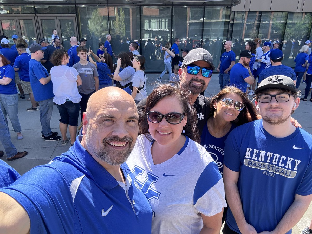 dwlunchbox's tweet photo. #BBN it just means more!  Waiting to welcome coach Pope Home! https://t.co/h8qN6U5Dkm