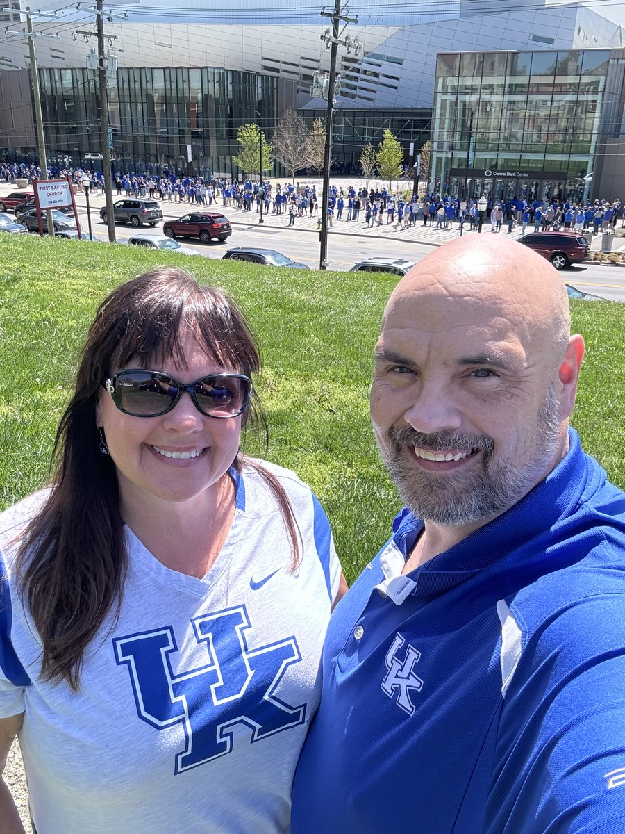 dwlunchbox's tweet photo. #BBN it just means more!  Waiting to welcome coach Pope Home! https://t.co/h8qN6U5Dkm