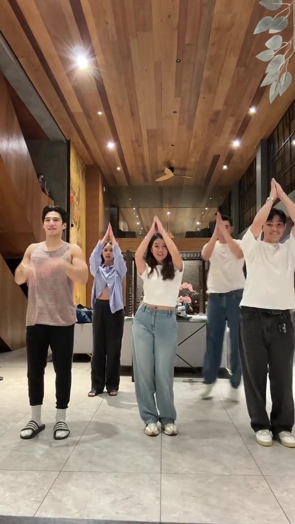ABSCBNNews's tweet photo. 'Can't Buy Me Love' cast members join 'Pantropiko' fever

Even the cast of 'Can't Buy Me Love' cannot escape the 'Pantropiko' fever as Belle Mariano, Darren Espanto, Kaila Estrada, Albie Casiño and Joao Constancia groove to the viral summer bop. #BINI_Pantropiko

(📷: Constancia/TikTok)