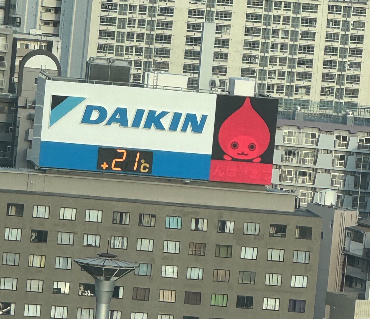 chjnyj's tweet photo. @daikin_jp 
新大阪のぴちょんくん、熱中症みたいになってますー！ https://t.co/f2aH01sJyj