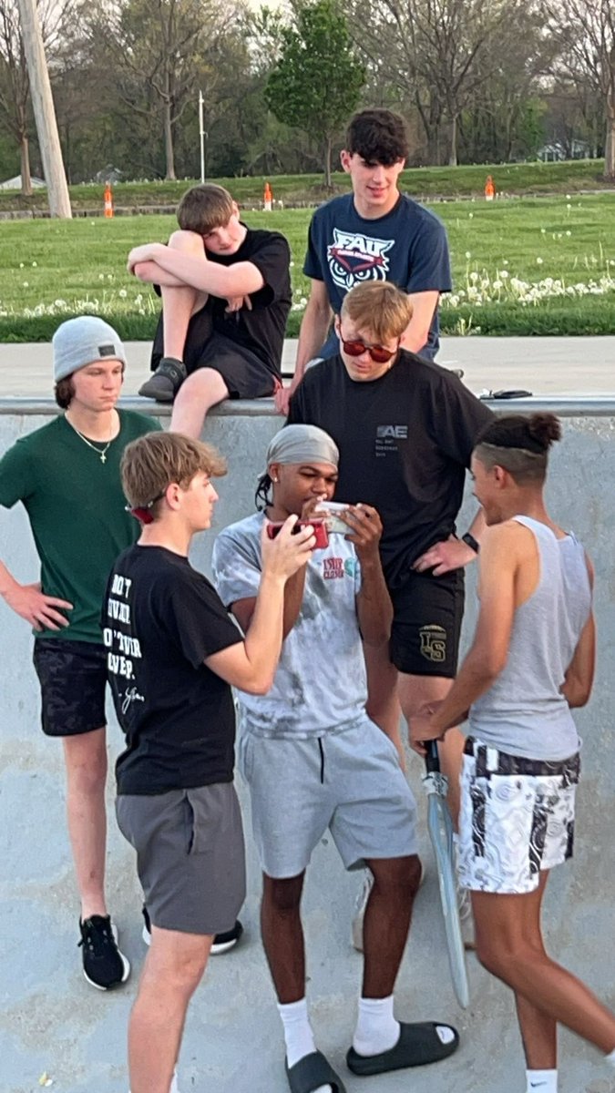 t97977_thug's tweet photo. Can we take a moment of silence for max’s personal space @LSHSNerf22 https://t.co/nb7U1ACJR2