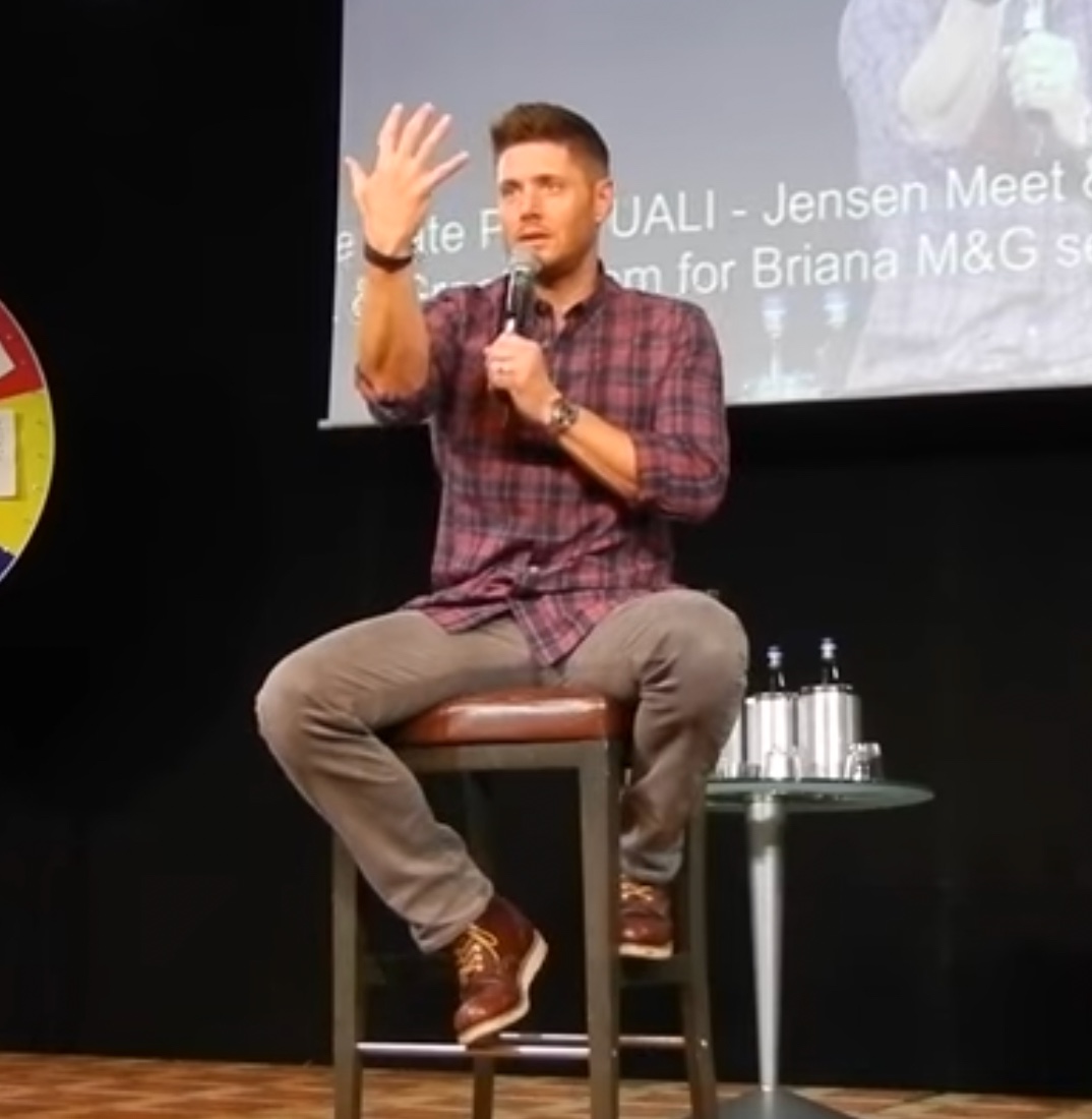 spndeangirl's tweet photo. How close the camera was in the Dear mirror scene from "Regarding Dean". Jensen: "Ok, just imagine it's a mirror."
#SPNConPanelSunday #SPNFamily #JibCon2017 https://t.co/w1RWTFQf6v