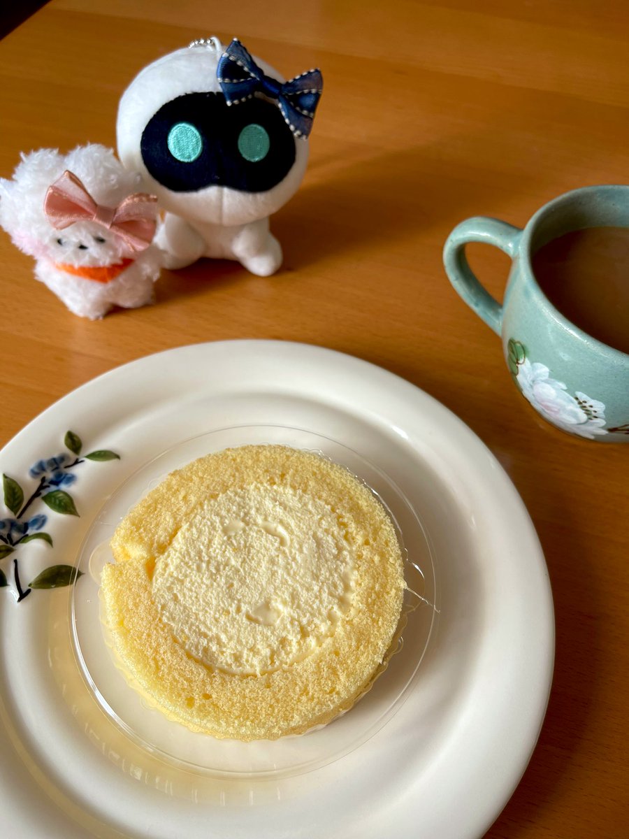 朝ごはん 八天堂とローソンコラボのロールケーキ 昨日食べるの忘れてました 朝、冷蔵庫に入れてるのを思い出してニヤリ カスタードホイップの中に濃厚なカスタードが入ってるなんて、なんて幸せ😊 ぬい達も食べる気満々です お休みの朝だなぁ #おうちごはん