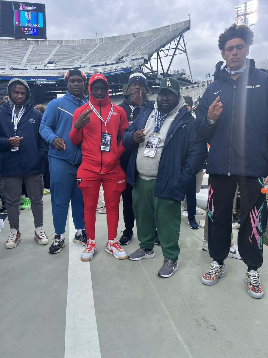 RandyAdirika's tweet photo. Had a amazing weekend with the nittany lions ⚪️🔵 #PennState @coachseider @chopyoungbull @PennStateFball @CoachJube @EzekielMarcelin @stretch2025 https://t.co/axFmZwuf3E