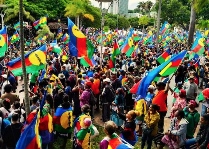 New Caledonia: Flags & emotions flying high over proposed changes #AsiaPacificReport #rnzpacific #selfdetermination #indigenous #Kanaky #elections #NewCaledonia #France #democracy #decolonisation @KanakySuport @kanakyOnLine @anaisduongp @knky987 @uriohau 
asiapacificreport.nz/2024/04/15/new…