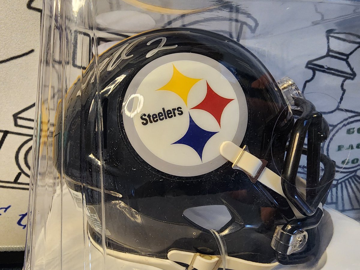 A Strange One But A Sweet One Tonight with a Random Signed Mini Football Helmet! Congrats @BurlyMAN3 on the Michael Vick, Pittsburgh Steelers, Autographed Helmet! Wasn't there long but never a bad Auto to land, enjoy Jordan! 🍻 @CrattyPatty25 @JayrCards @17langeb