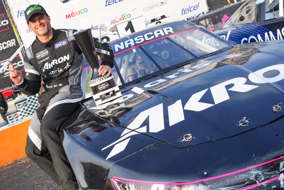 viajaVolaris's tweet photo. ¡Muchas felicidades @Rogerdriver! por volar hasta el segundo lugar y aterrizar en el podio de @NASCARMex en Tuxtla. 🥈 https://t.co/LORoYIgKWv