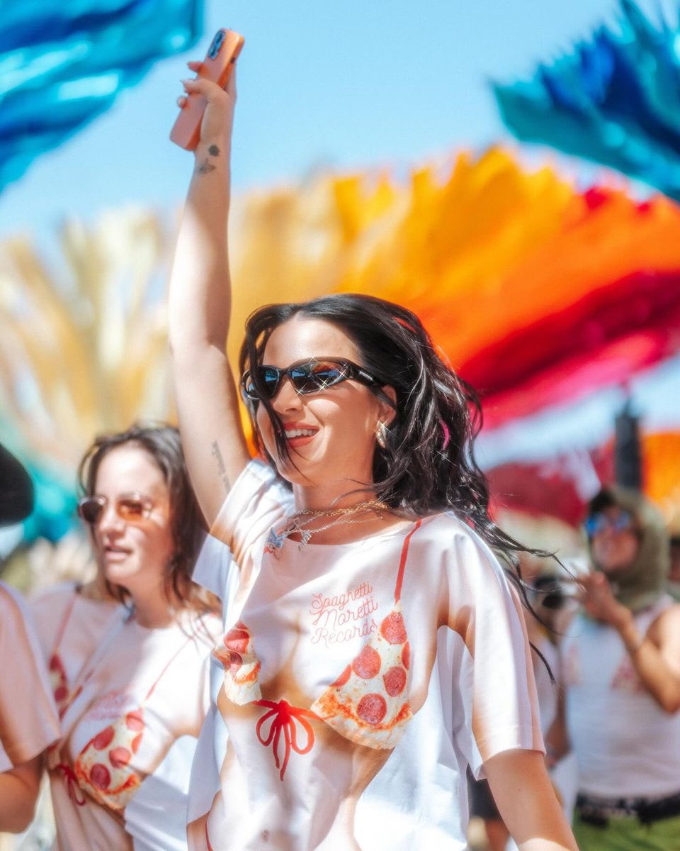 New photo of @katyperry having fun at #Coachella this afternoon. 🔥