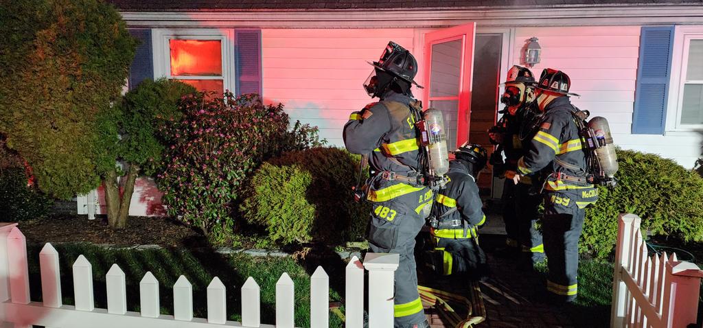 paulkoolloian1's tweet photo. Everett Working Fire 
Box 19 139 Garland St. OK for media use with credit to Paul Koolloian @IAFFLocal143 @EverettScanner @everettpolicema @7News @WCVB @NBC10Boston https://t.co/yBrGavhLGZ