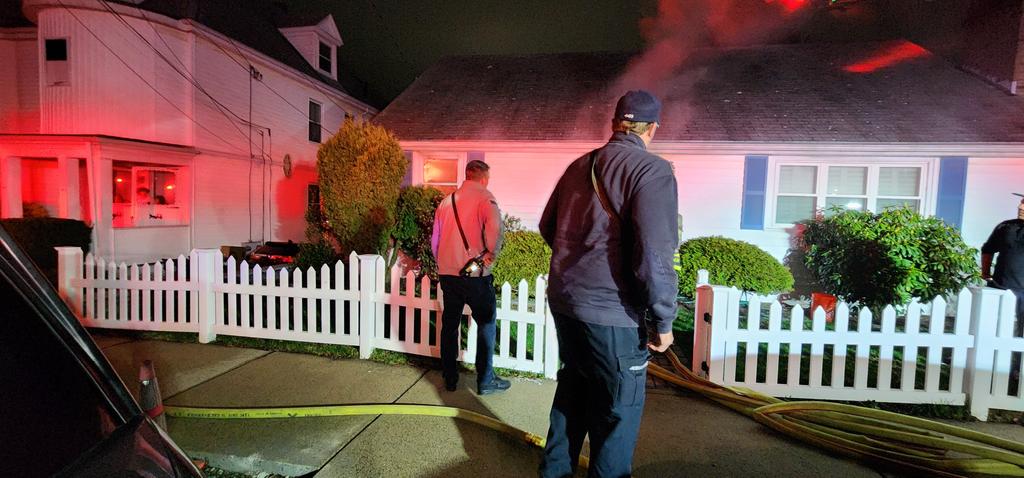 paulkoolloian1's tweet photo. Everett Working Fire 
Box 19 139 Garland St. OK for media use with credit to Paul Koolloian @IAFFLocal143 @EverettScanner @everettpolicema @7News @WCVB @NBC10Boston https://t.co/yBrGavhLGZ